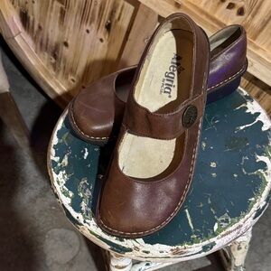 Alegria Women's Classic Brown Loafers